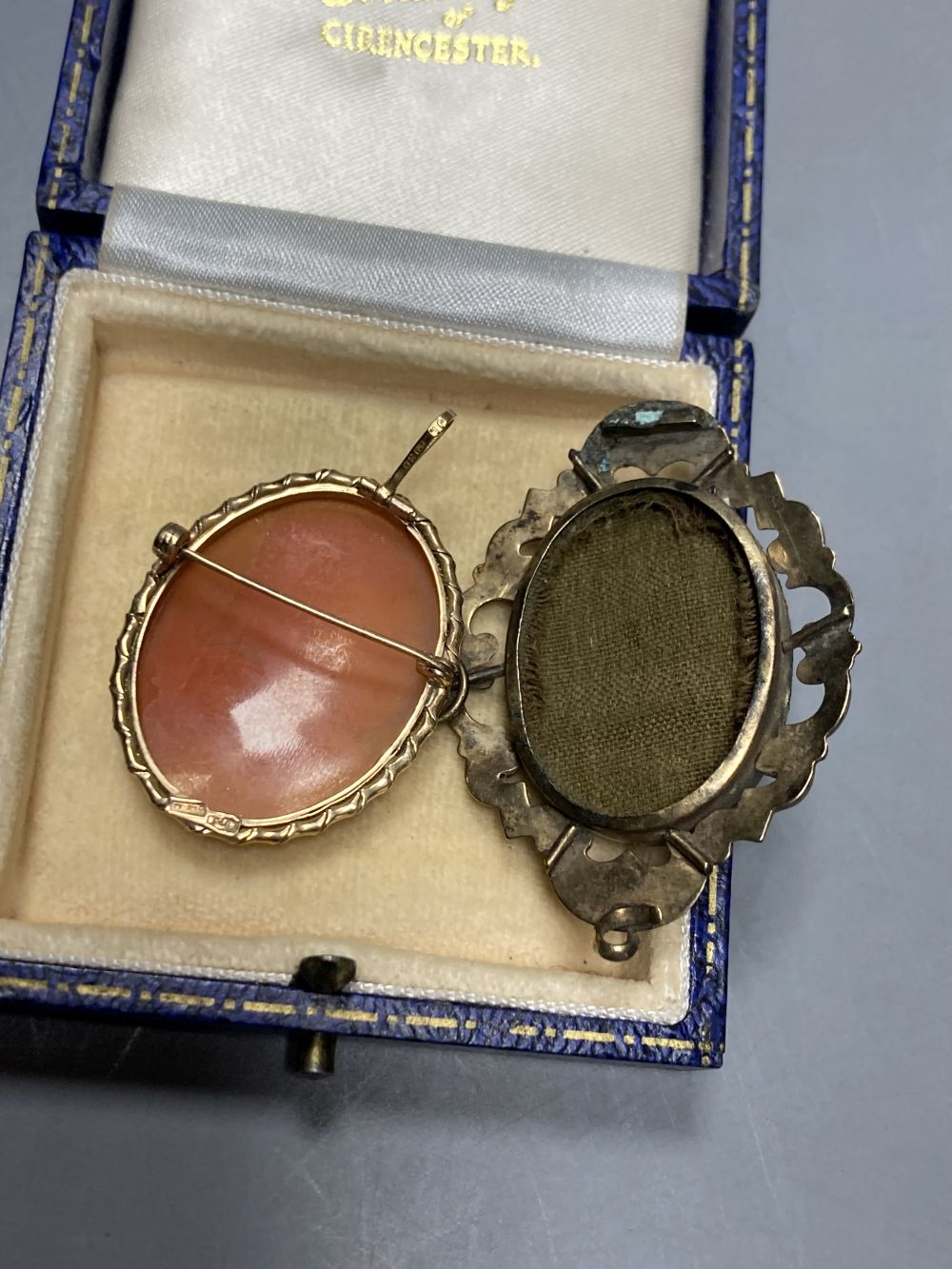 A 20th century Italian yellow metal (stamped 375) and cameo shell oval pendant brooch and a brooch